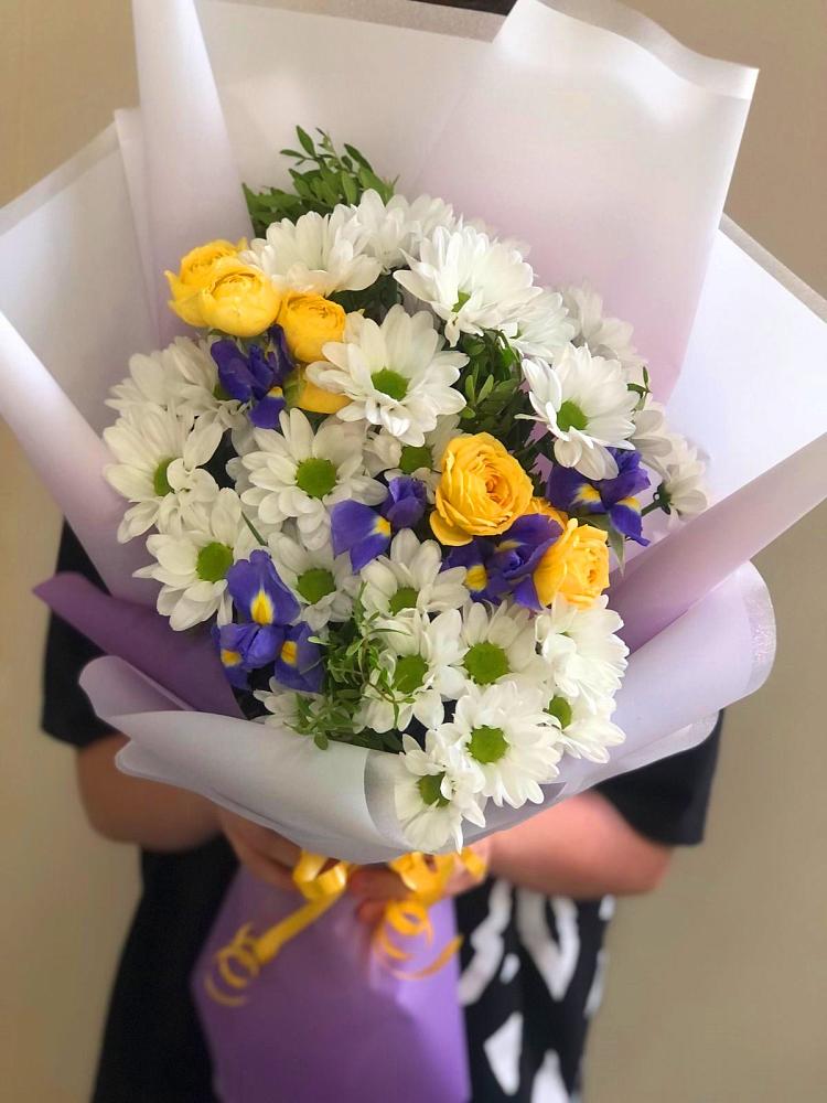 Букет цветов из: Ирисы, Хризантемы и Розы в Бешпагире