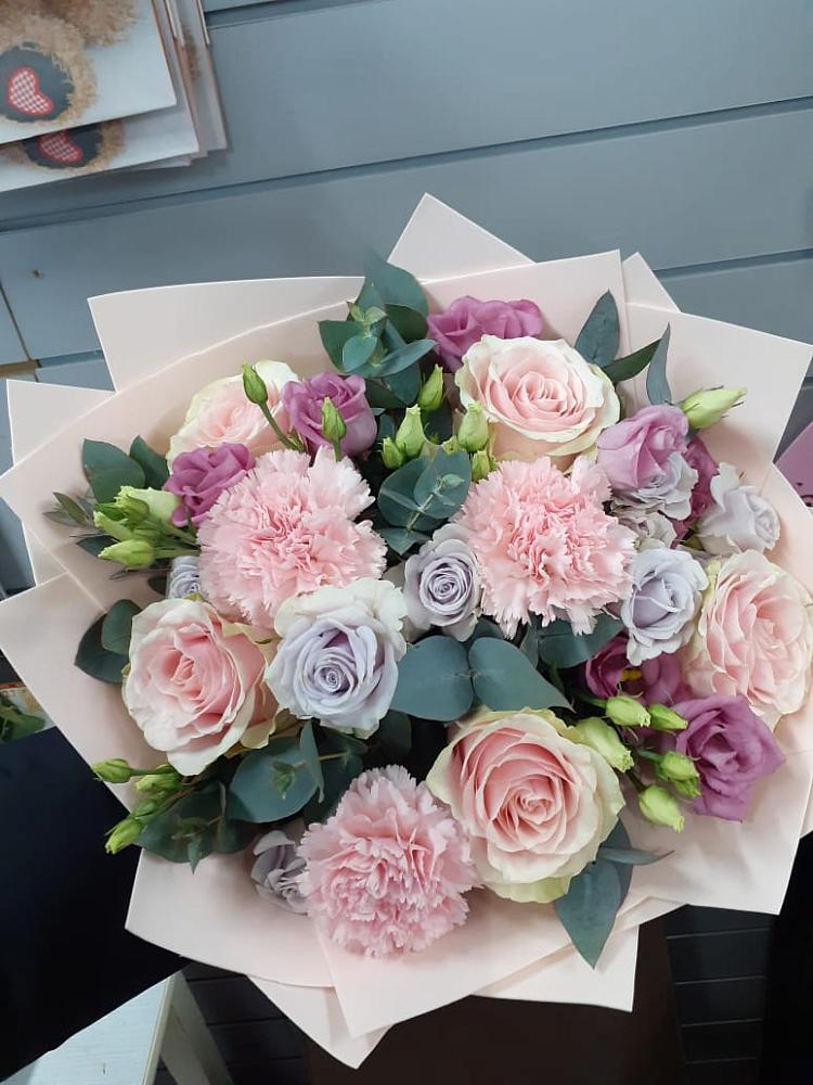 Букет цветов из: Розы, Гвоздики и Лизиантусы в Бешпагире