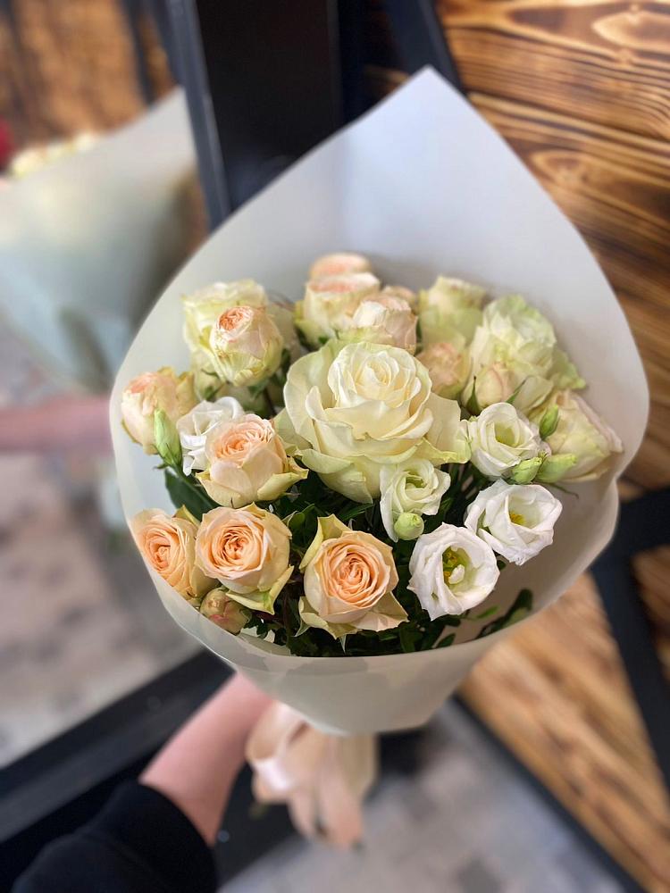 Букет цветов из: Розы и Лизиантусы в Бешпагире